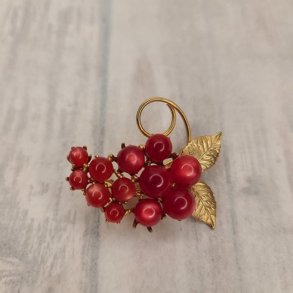 Moonglow Lucite Light Red Grape Bunch Brooch Pin. Vintage Pinup Retro - Picture 3 of 5